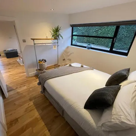 River Guest House With Jacuzzi Fire And Boat Hire Staines-upon-Thames Exterior photo