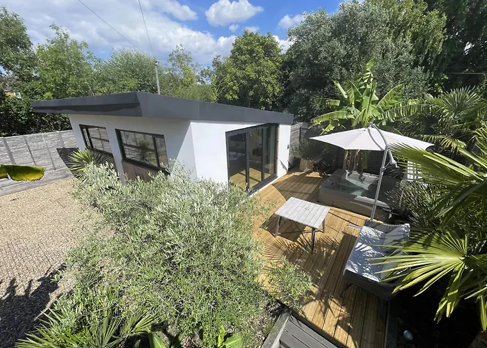 River Guest House With Jacuzzi Fire And Boat Hire