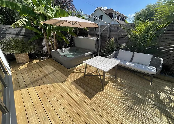 River Guest House With Jacuzzi Fire And Boat Hire