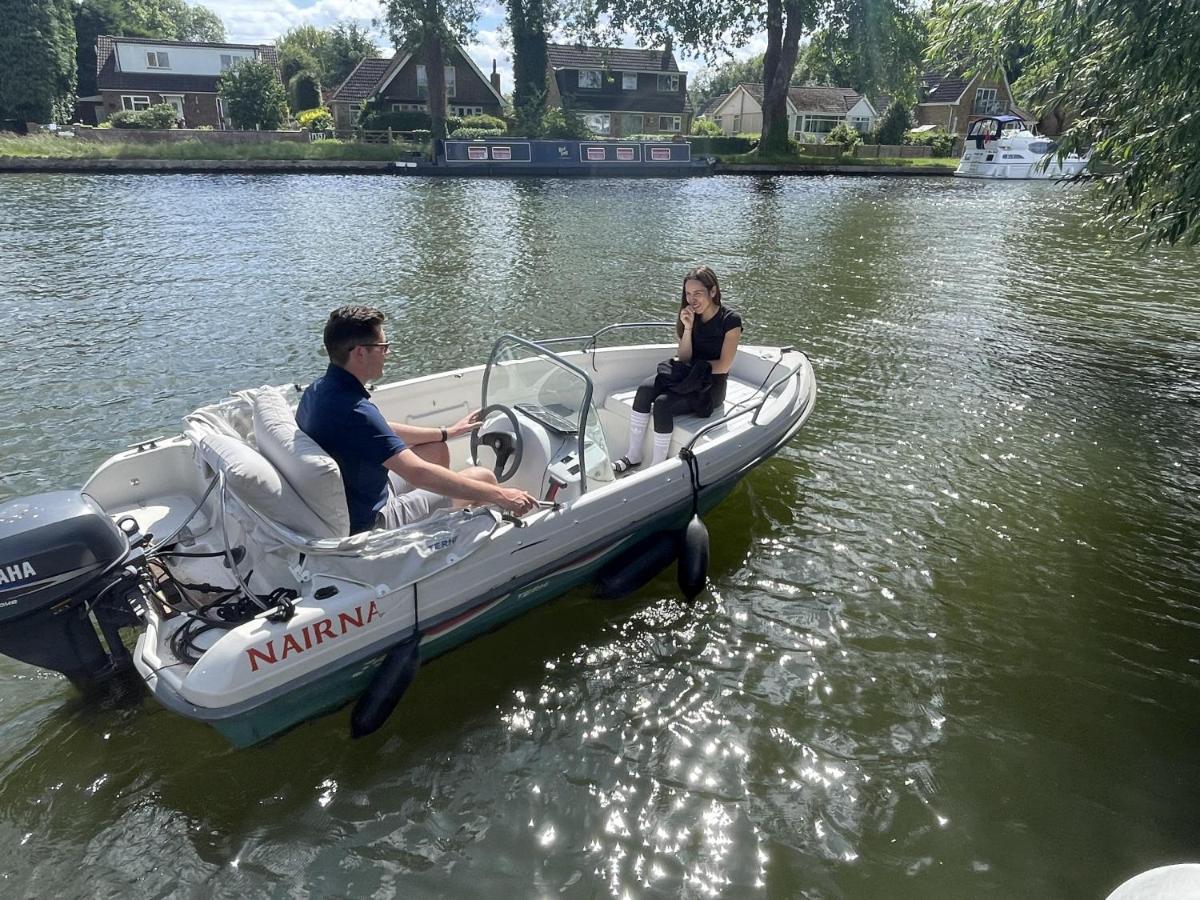 Vakantiehuis River With Jacuzzi Fire And Boat Hire Staines-upon-Thames